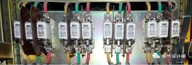 配電室中有哪些類型的低壓配電柜電壓？配電柜主要內部組件是什么？