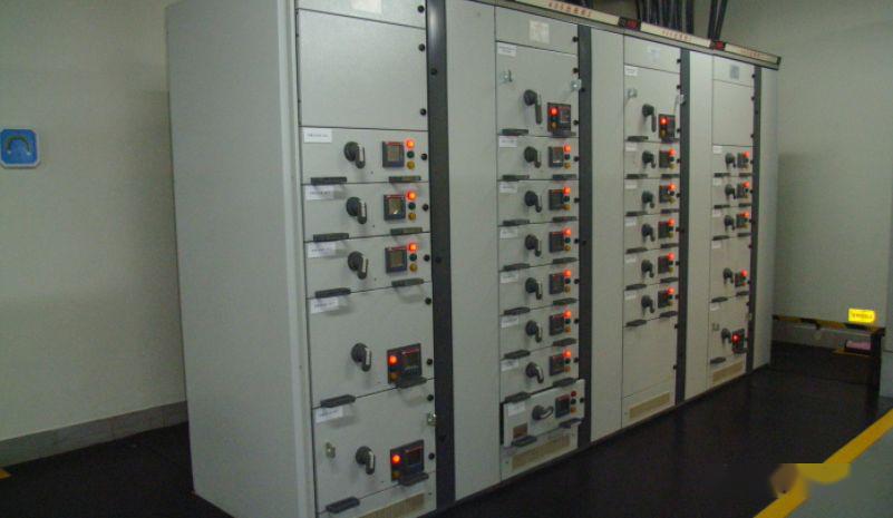 配電室中有哪些類型的低壓配電柜電壓？配電柜主要內部組件是什么？