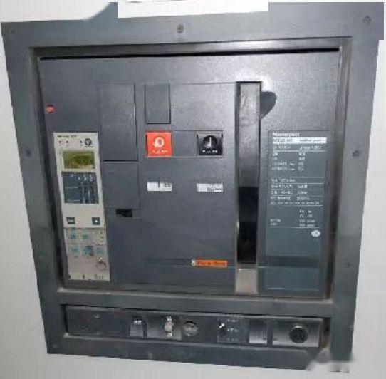 配電室中有哪些類型的低壓配電柜電壓？配電柜主要內部組件是什么？