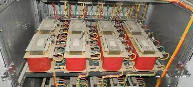 配電室中有哪些類型的低壓配電柜電壓？配電柜主要內部組件是什么？