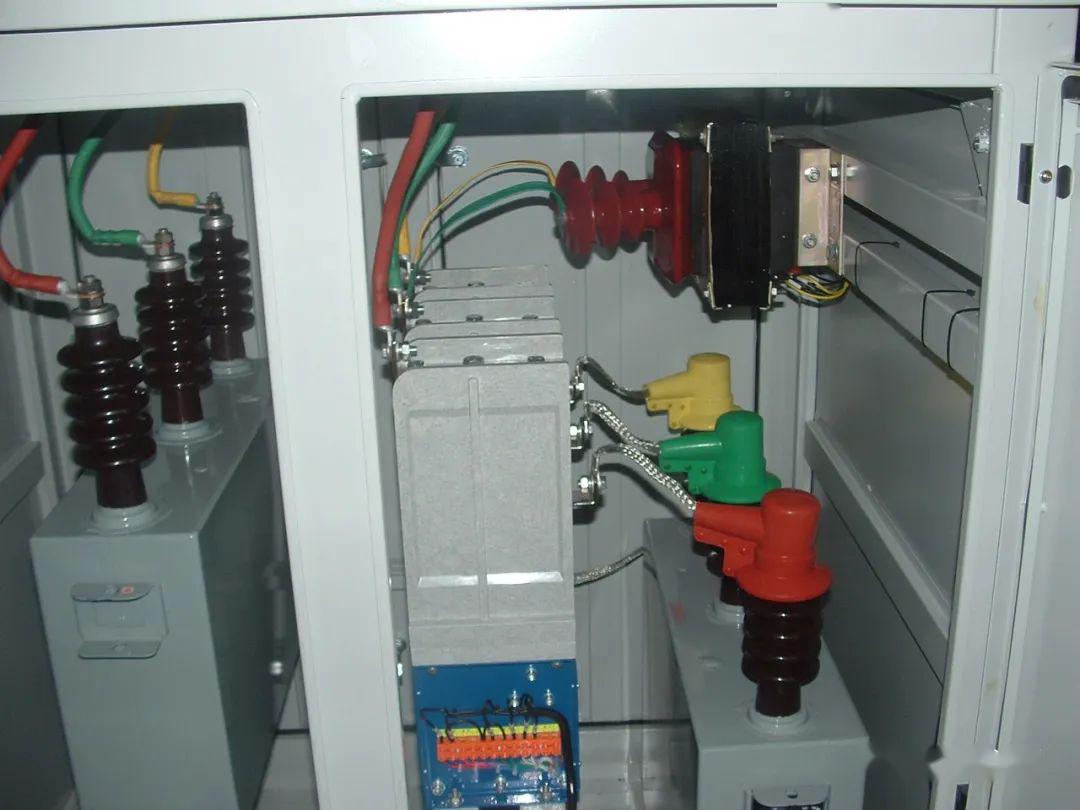配電室中有哪些類型的低壓配電柜電壓？配電柜主要內部組件是什么？