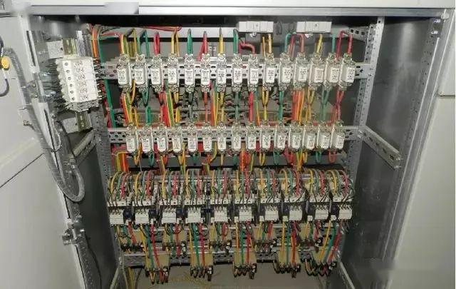 配電室中有哪些類型的低壓配電柜電壓？配電柜主要內部組件是什么？