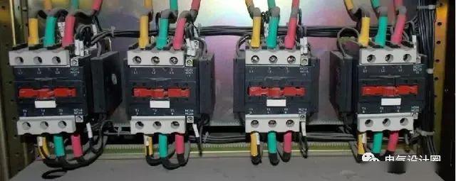配電室中有哪些類型的低壓配電柜電壓？配電柜主要內部組件是什么？