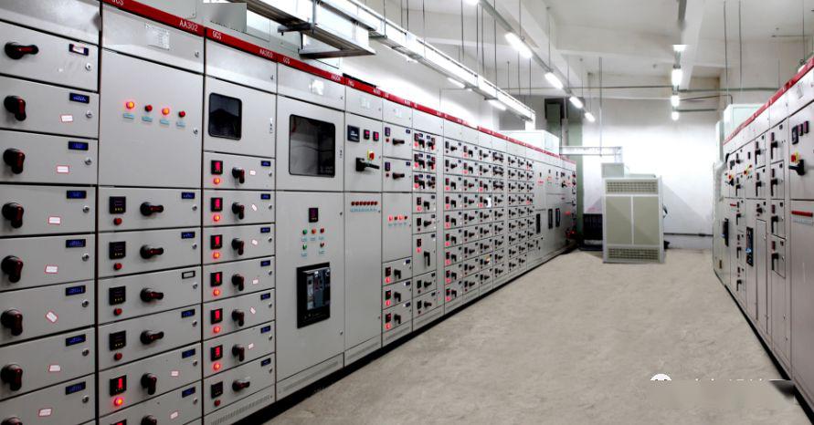 配電室中有哪些類型的低壓配電柜電壓？配電柜主要內部組件是什么？